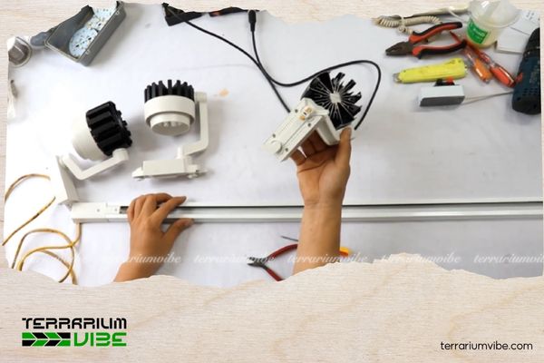 Tự chế đèn led cho hồ thủy sinh từ A đến Z và những điều bạn không nên bỏ qua 2 Lắp đặt khung và tản nhiệt cho hệ thống đèn